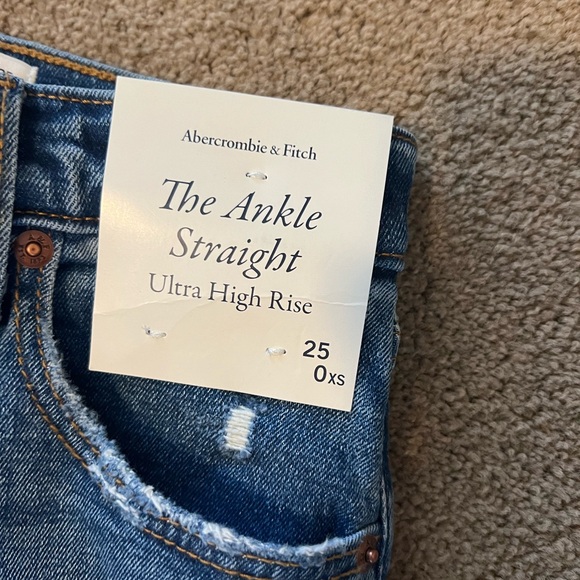 Abercrombie & Fitch Ankle Straight Ultra High Rise distressed Jean - extra short - Picture 3 of 3